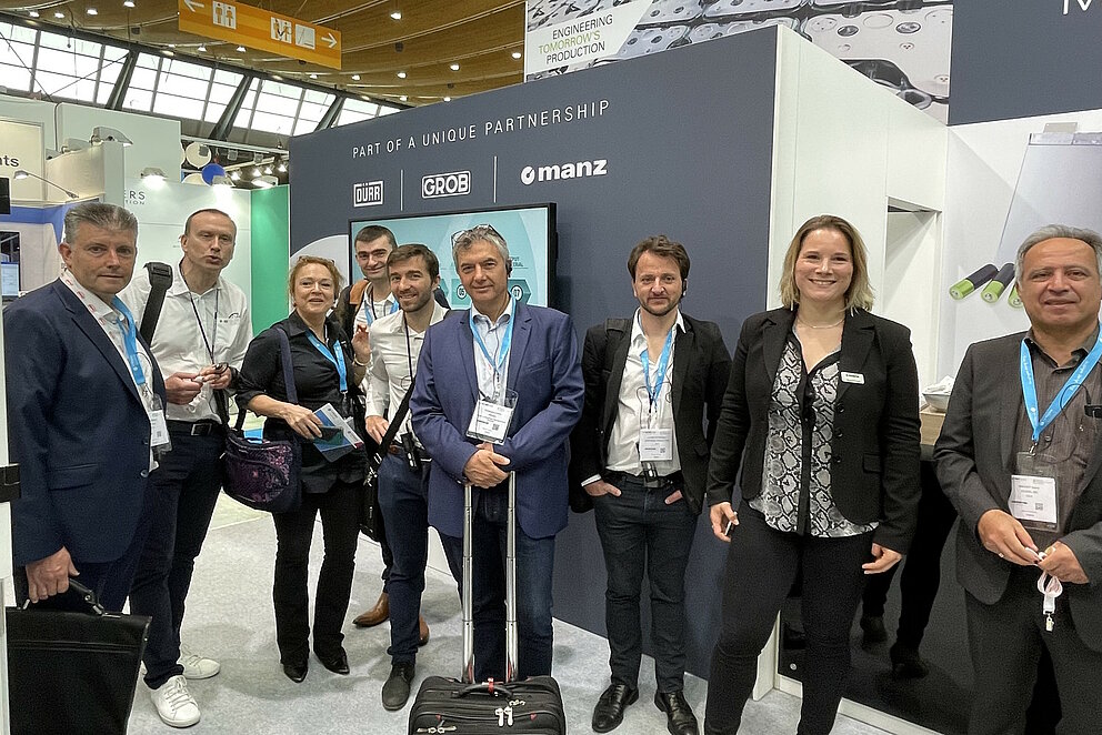 Die französische Unternehmensdelegation aus der Region Auvergne-Rhône-Alpes besuchte u.a. den Messestand der Manz AG.