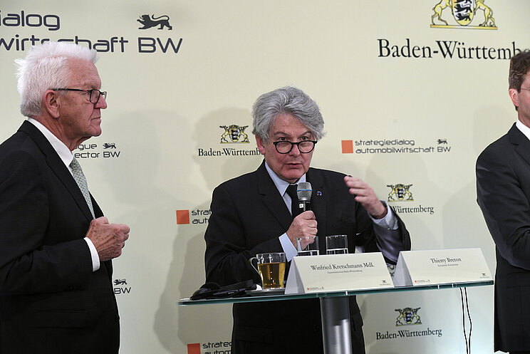 Thierry Breton, EU-Kommissar für Binnenmarkt und Dienstleistungen und Ministerpräsident Winfried Kretschmann bei der Pressekonferenz am 16. November. 