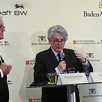 Thierry Breton, EU-Kommissar für Binnenmarkt und Dienstleistungen und Ministerpräsident Winfried Kretschmann bei der Pressekonferenz am 16. November. 