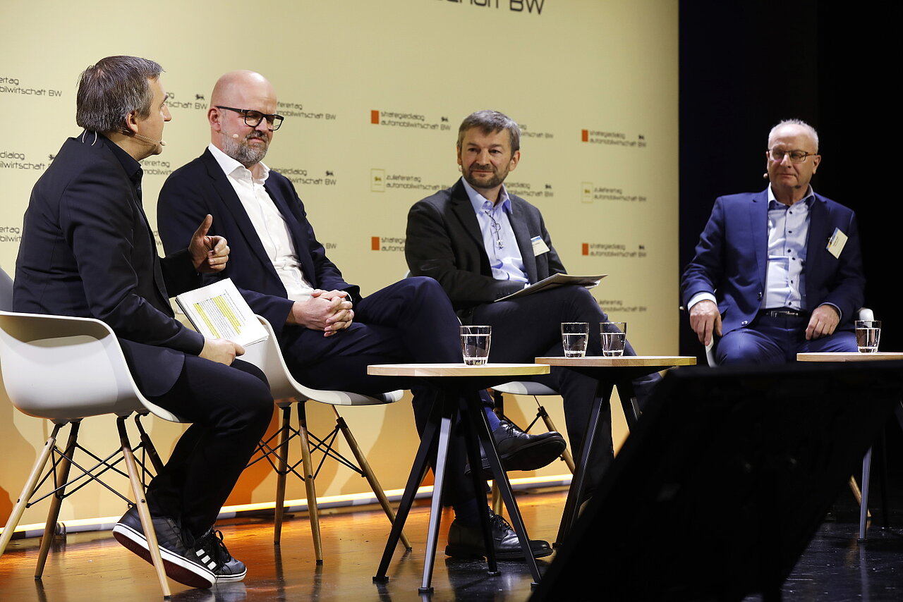 Talkrunde auf dem Zulieferertag Automobilwirtschaft BW 2022 mit Wolfgang Fischer (e-mobil BW), Andreas Rade (Verband der Automobilindustrie e.V. VDA), Dr. Engelbert Wimmer (e&Co. AG) und Hartmut Wirth (BRUSA Elektronik AG).