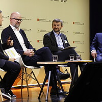 Talkrunde auf dem Zulieferertag Automobilwirtschaft BW 2022 mit Wolfgang Fischer (e-mobil BW), Andreas Rade (Verband der Automobilindustrie e.V. VDA), Dr. Engelbert Wimmer (e&Co. AG) und Hartmut Wirth (BRUSA Elektronik AG).
