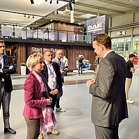 Kai Lücke (Leiter Politik) zeigt die Produktneuheiten am Stand von ZF Friedrichshafen auf der IAA Transporation 2022.