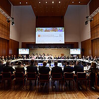 Sicht von vorne auf das Plenum des Top-Levels-Meetings beim siebten Jahrestreffen des Strategiedialogs Automobilwirtschaft BW.