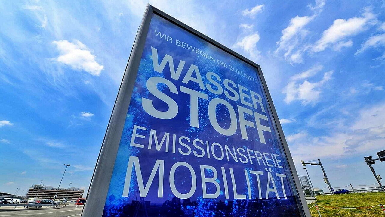 City-Light-Plakat mit Schriftzug "Wasserstoff emissionsfreie Mobilität"