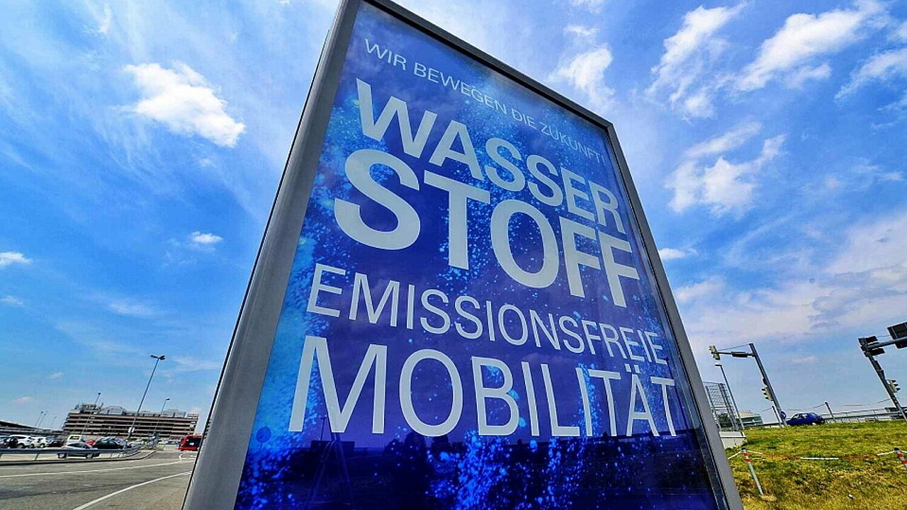 City-Light-Plakat mit Schriftzug "Wasserstoff emissionsfreie Mobilität"