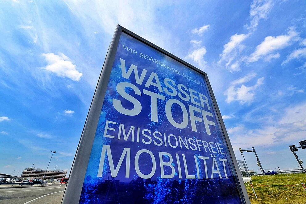 City-Light-Plakat mit Schriftzug "Wasserstoff emissionsfreie Mobilität"