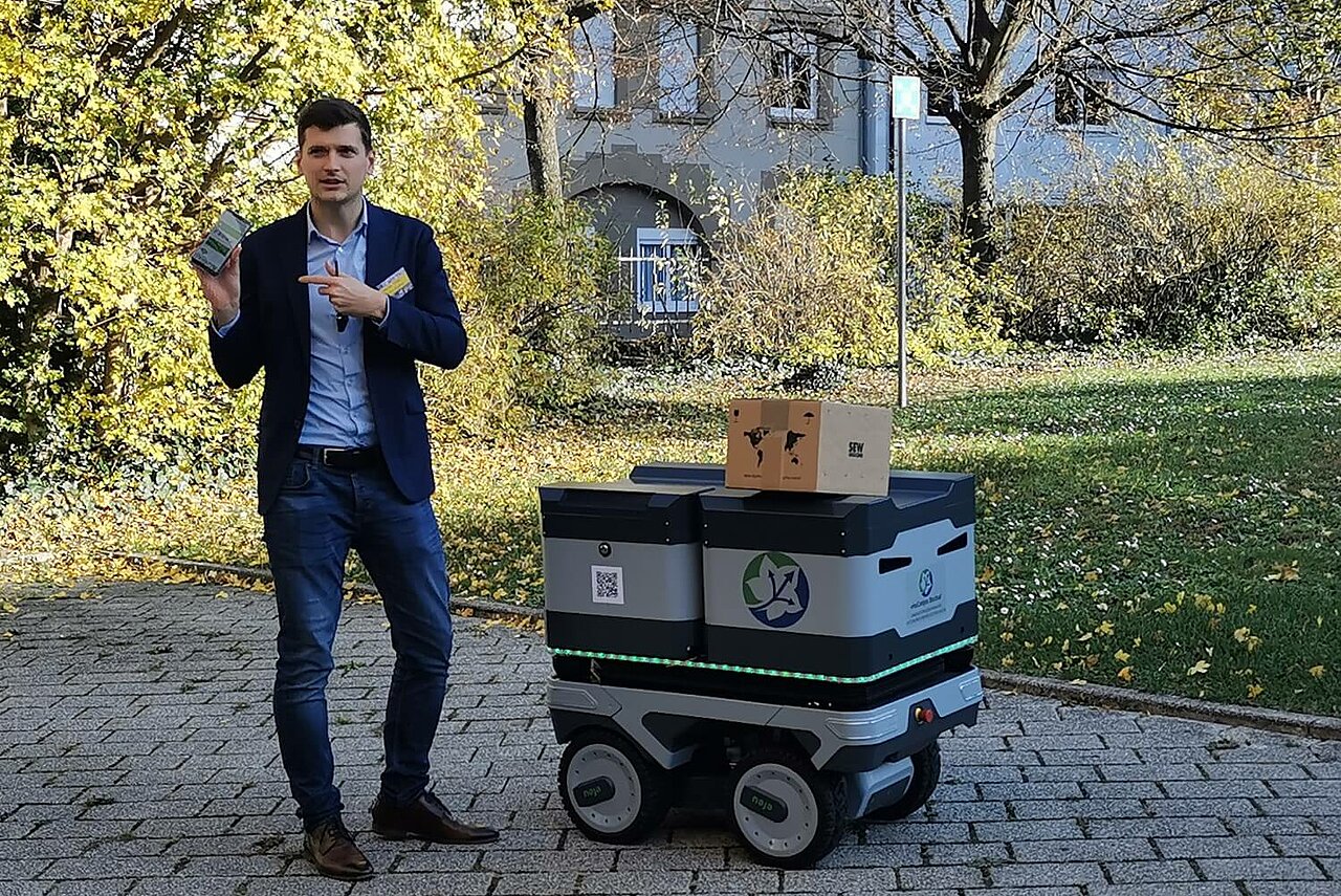 Auf dem efeuCampus Bruchsal wird ein autonomer Roboter zur Auslieferung von Gütern genutzt. 