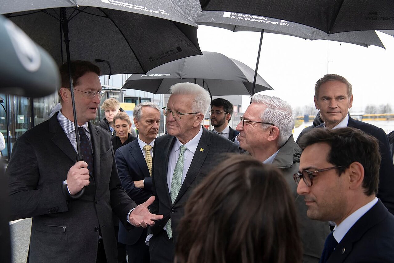 Ola Källenius (Mercedes-Benz Group AG), Ministerpräsident Winfried Kretschmann und Oliver Blume (Porsche AG)