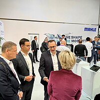 Standgespräch auf der IAA Transportation 2022 bei Mahle mit Martin Wellhöfer (Mitglied Mahle-Konzernleitung)