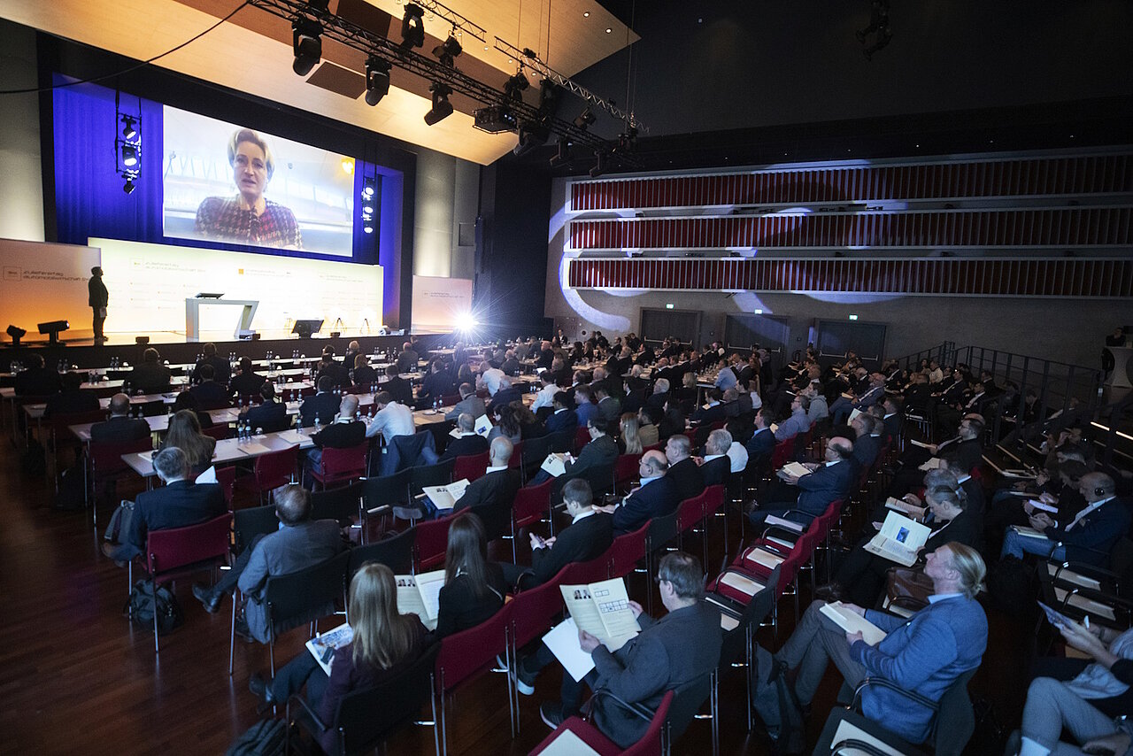 Blick von hinten in den Saal im Neckar Forum Esslingen, während der Zulieferertag Automobilwirtschaft BW 2022 stattfindet. 