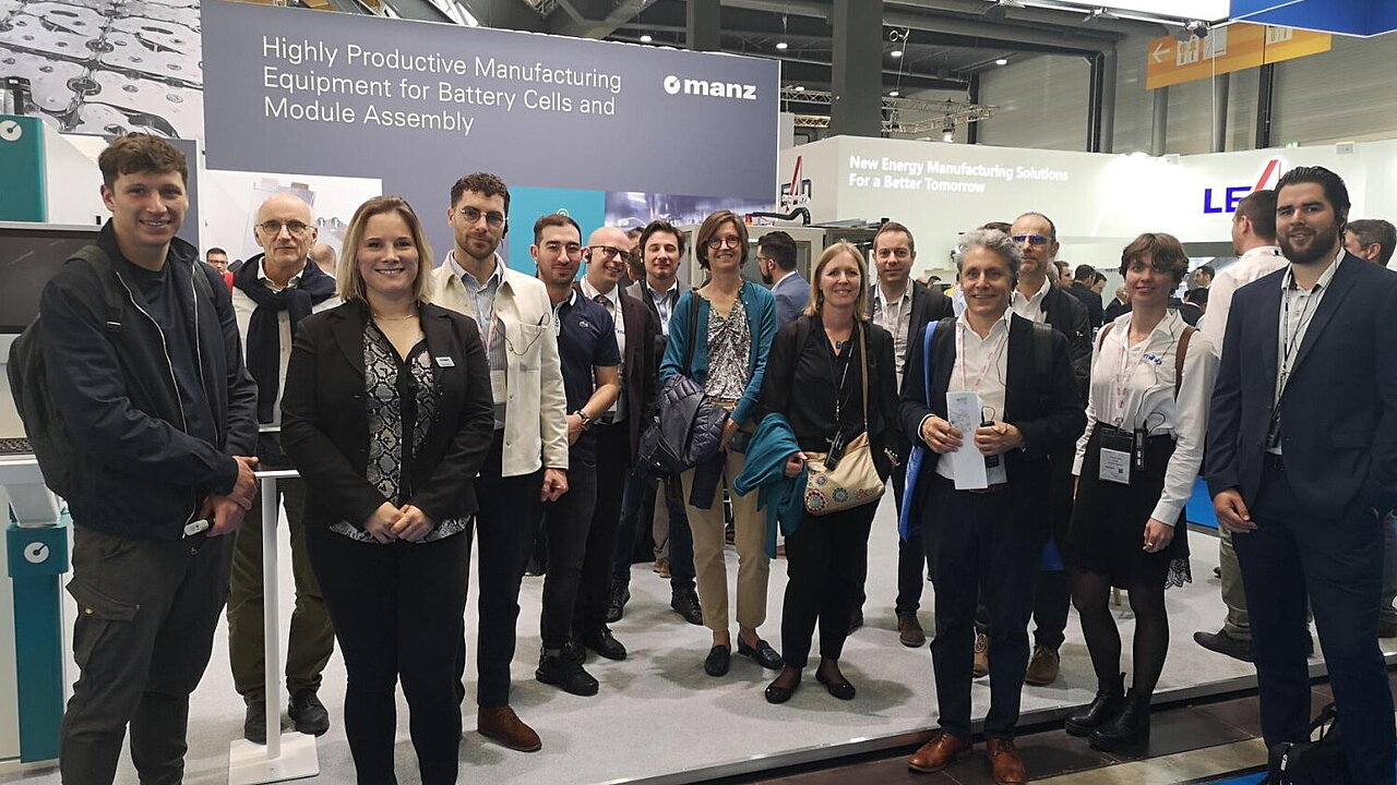 Gruppenfoto des Clusters Elektromobilität Süd-West auf der Battery Show 2023