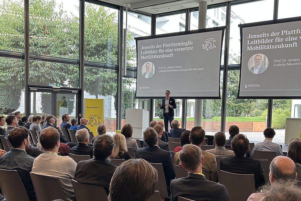 Professor Doktor Johann Kranz spricht auf dem Digitalisierungskongress digitalMobil25 in Stuttgart vor dem Publikum