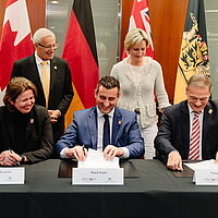 Raed Kadri, Franz Loogen, Dr. Nicole Hoffmeister-Kraut und Vic Fedeli bei der Unterzeichnung des Memorandum of Understanding.