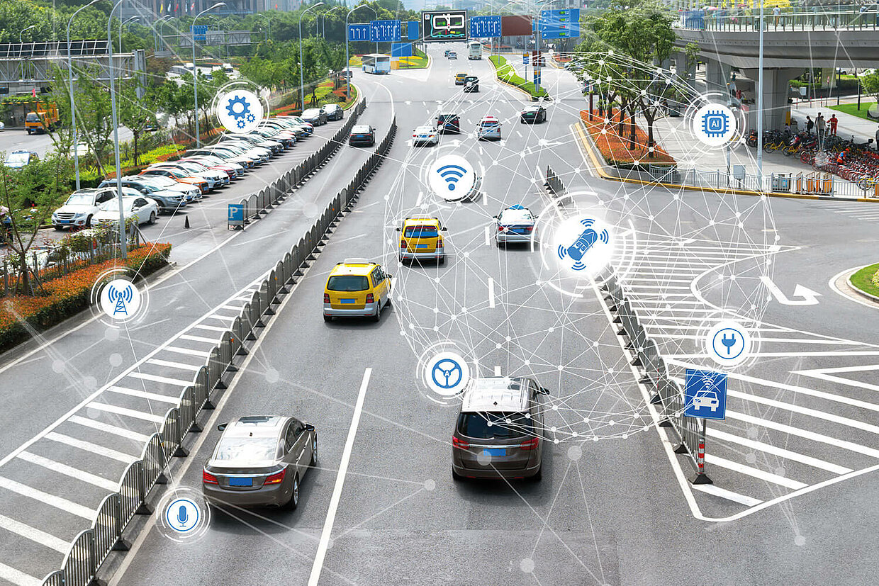 Visualisierung des Stadtverkehrs mit mehreren Fahrstreifen, darüber befinden sich Icons der Digitalisierung, die miteinander vernetzt sind.