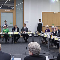 Ausschnitt vom Konferenzraum beim Top-Level-Meeting des Strategiedialog Automobilwirtschaft BW