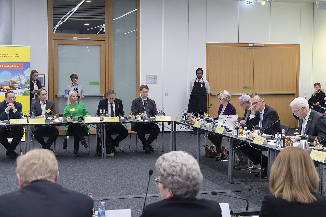 Ausschnitt vom Konferenzraum beim Top-Level-Meeting des Strategiedialog Automobilwirtschaft BW