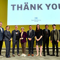 Gruppenfoto mit den Teilnehmenden des internationalen Pitches "THE LÄND x THE WORLD" beim Landesempfang Baden-Württemberg.