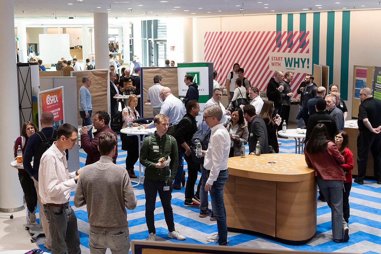 Die Teilnehmenden der OpenChain and Friends-Veranstaltung beim Networking.