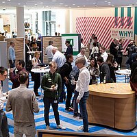 Die Teilnehmenden der OpenChain and Friends-Veranstaltung beim Networking.