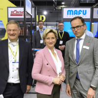 Franz Loogen, Dr. Nicole Hoffmeister Kraut und weiterer Gast auf der Hannover Messe.