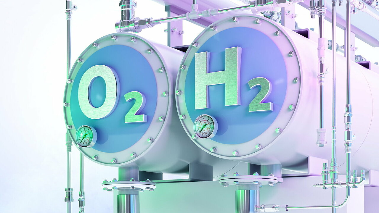 Erzeugung von grünem Wasserstoff durch Elektrolyse mit Strom aus erneuerbaren Energiequellen, auf der Anlage sind die chemischen Formeln für Sauerstoff und Wasserstoff zu sehen.