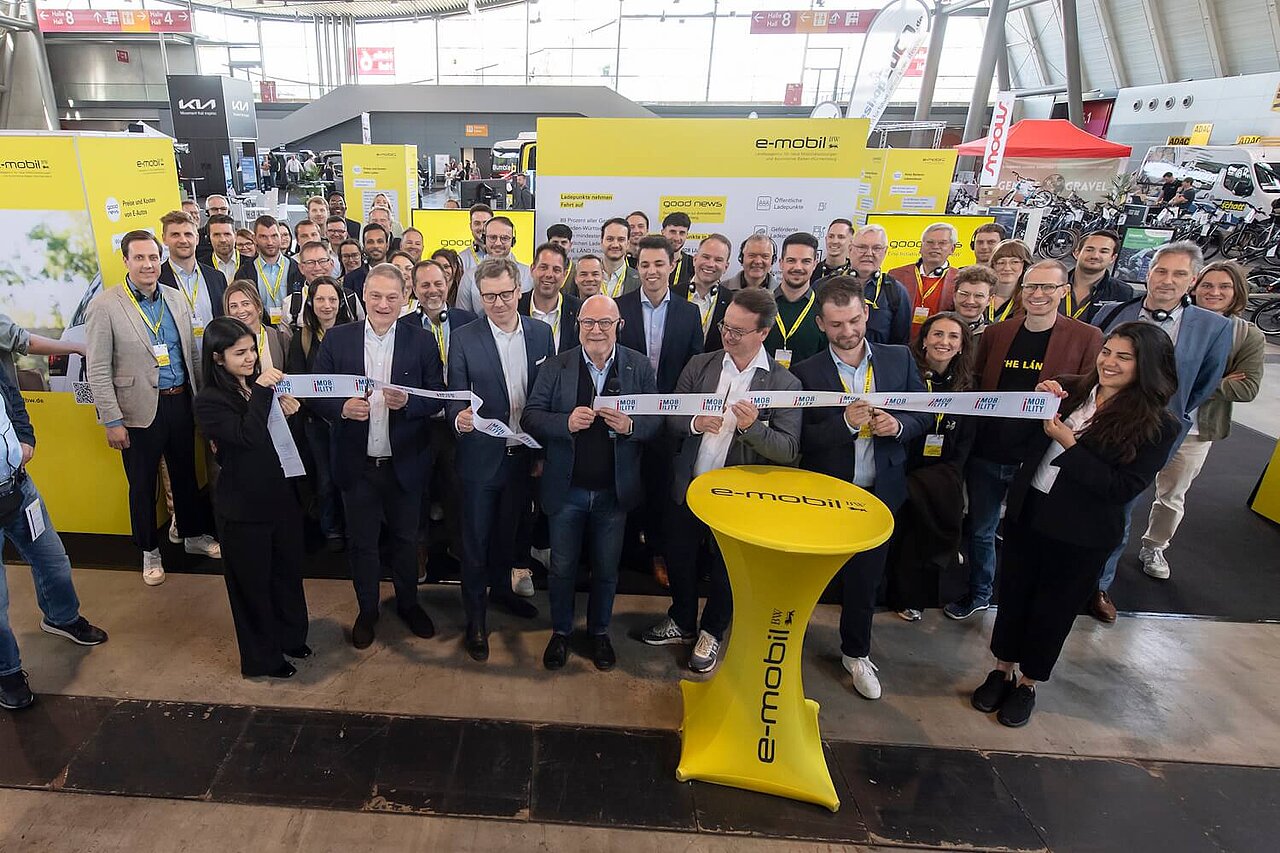 Gruppenbild bei der Eröffnung der i-Mobility 2026.
