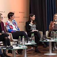 Katja Gicklhorn, Leiterin Industrialisierung bei e-mobil BW GmbH, bei der SDA Fachkonferenz 2022 in Brüssel.