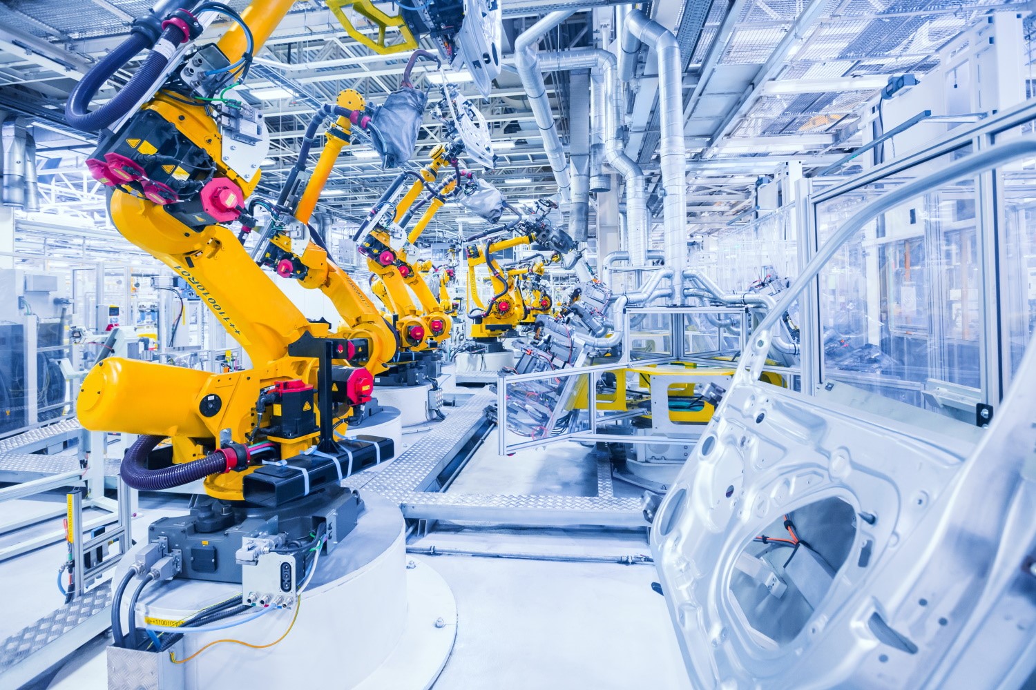 Gelbe Roboterarme in einer Automobilfabrik