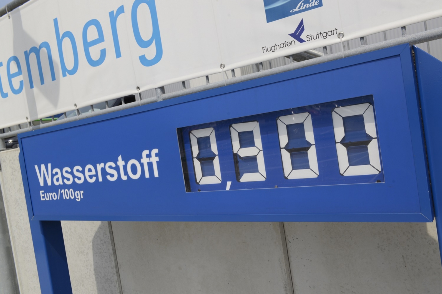 Anzeigendisplay an der Wasserstofftankstelle am Flughafen Stuttgart