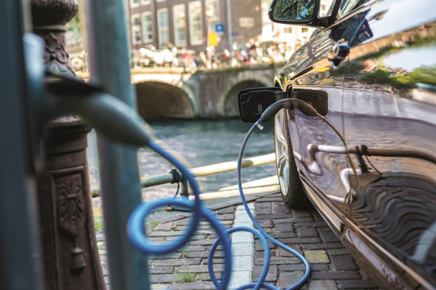 Ein E-Auto beim Laden 