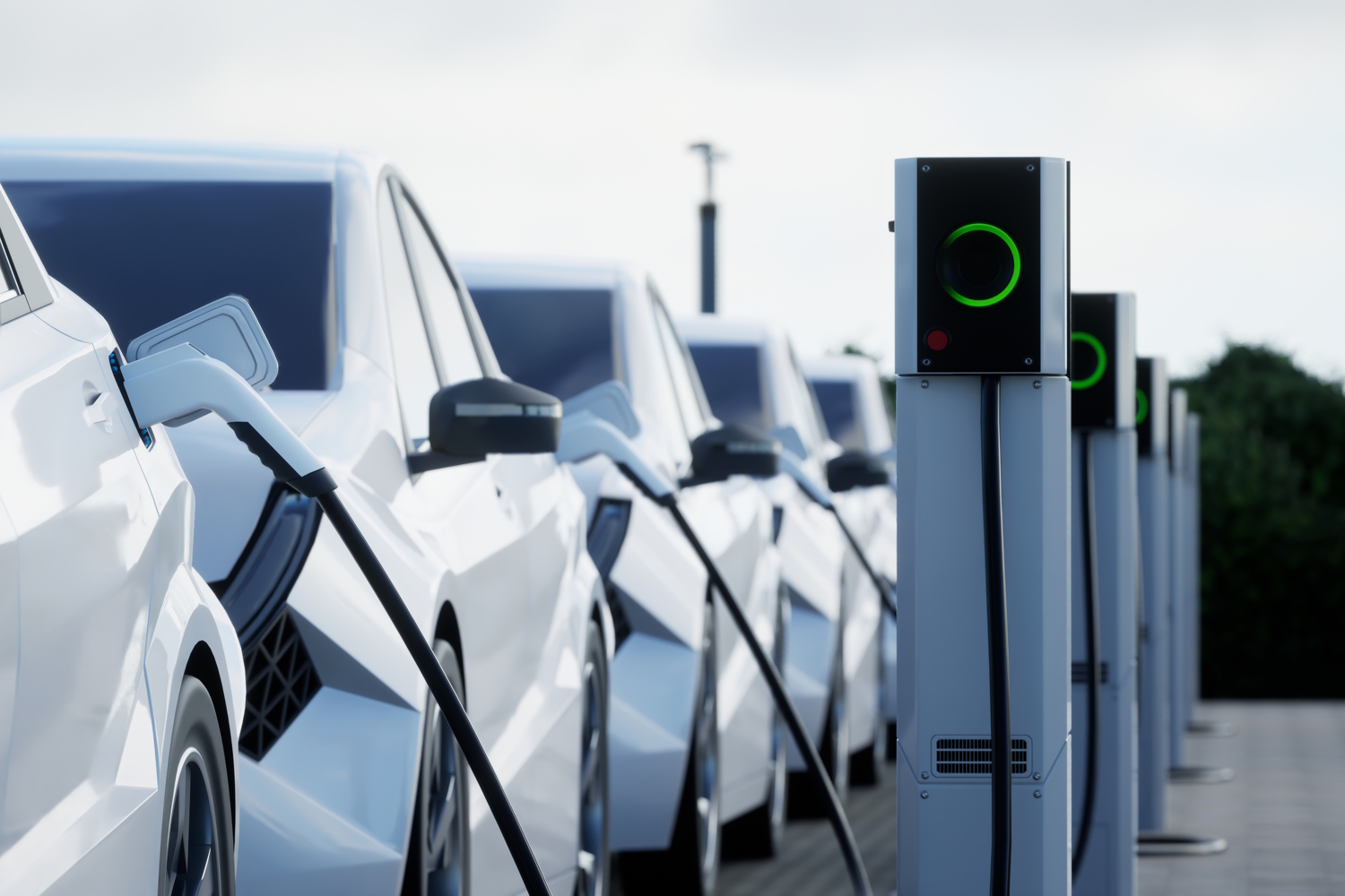 Ladepark mit mehreren weißen Elektrofahrzeugen hintereinander