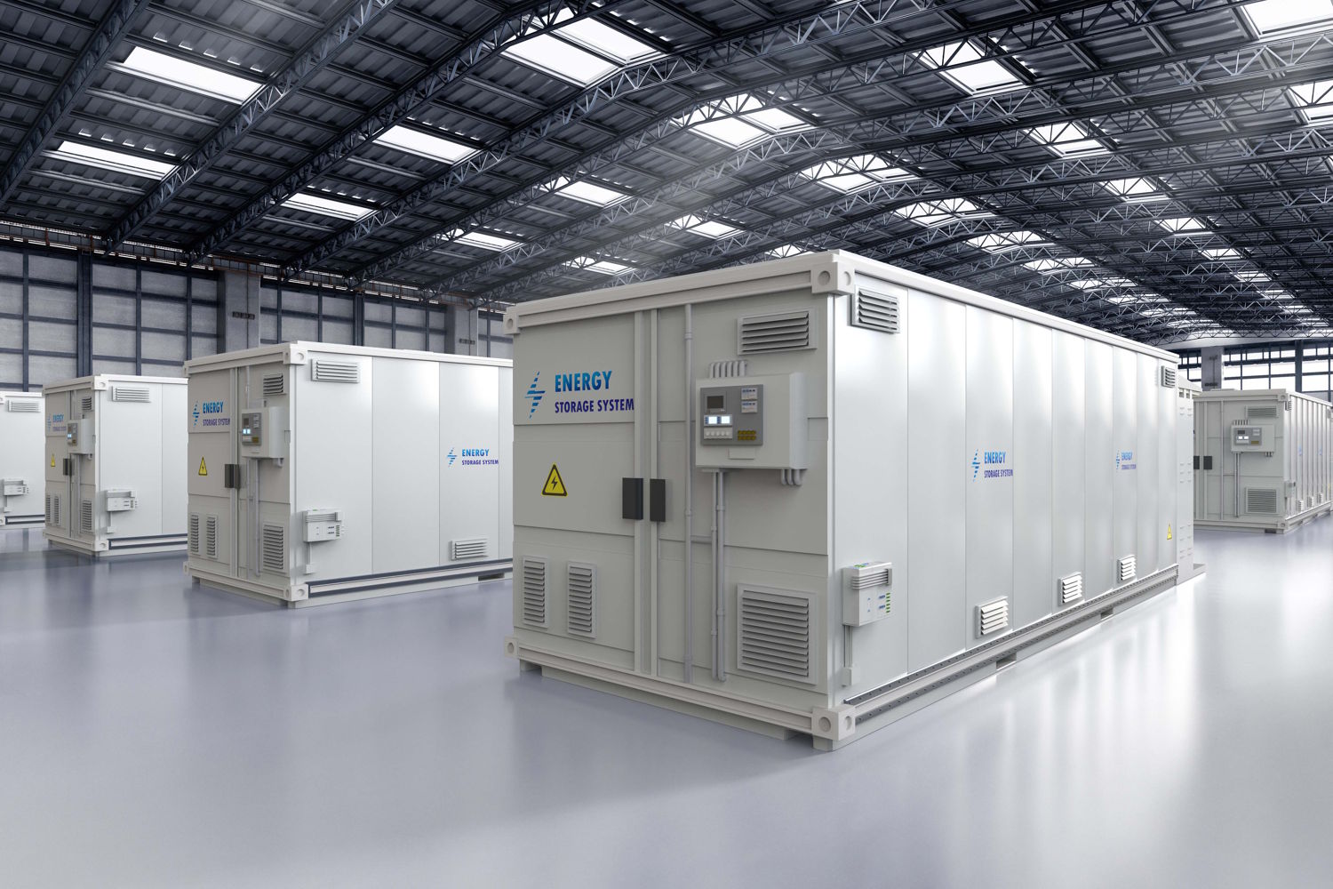 Mehrere Reihen weißer Batteriespeichercontainer stehen in einer hell erleuchteten Halle.