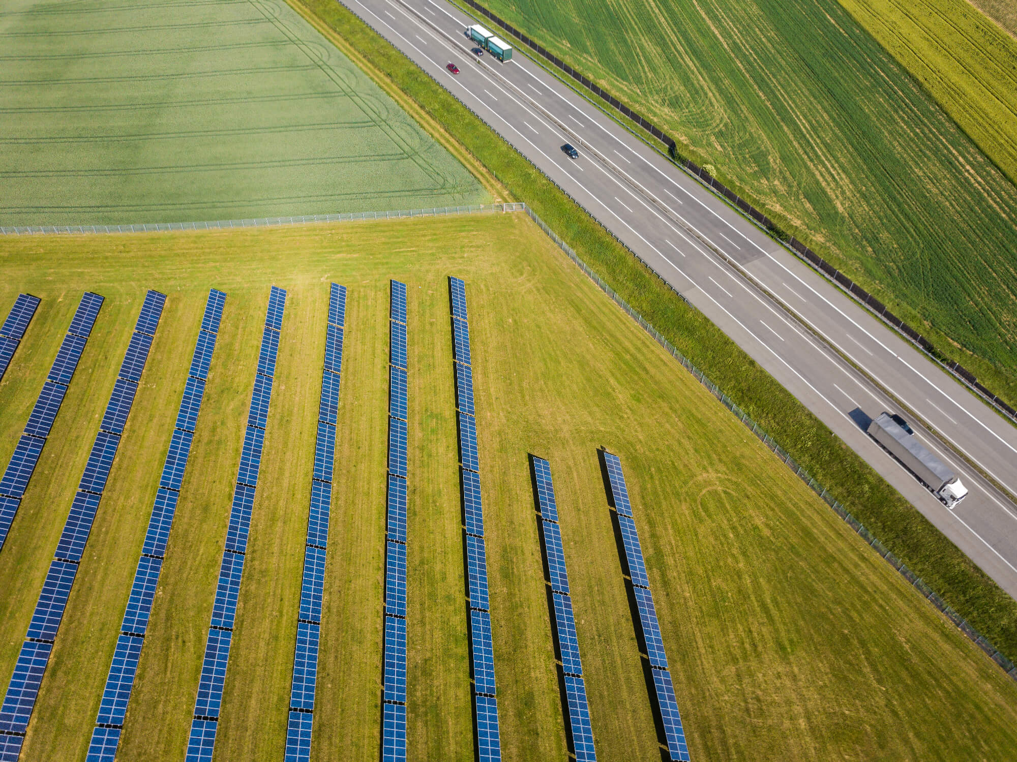 Eine Autobahn und daneben befindet sich ein Solarpark.