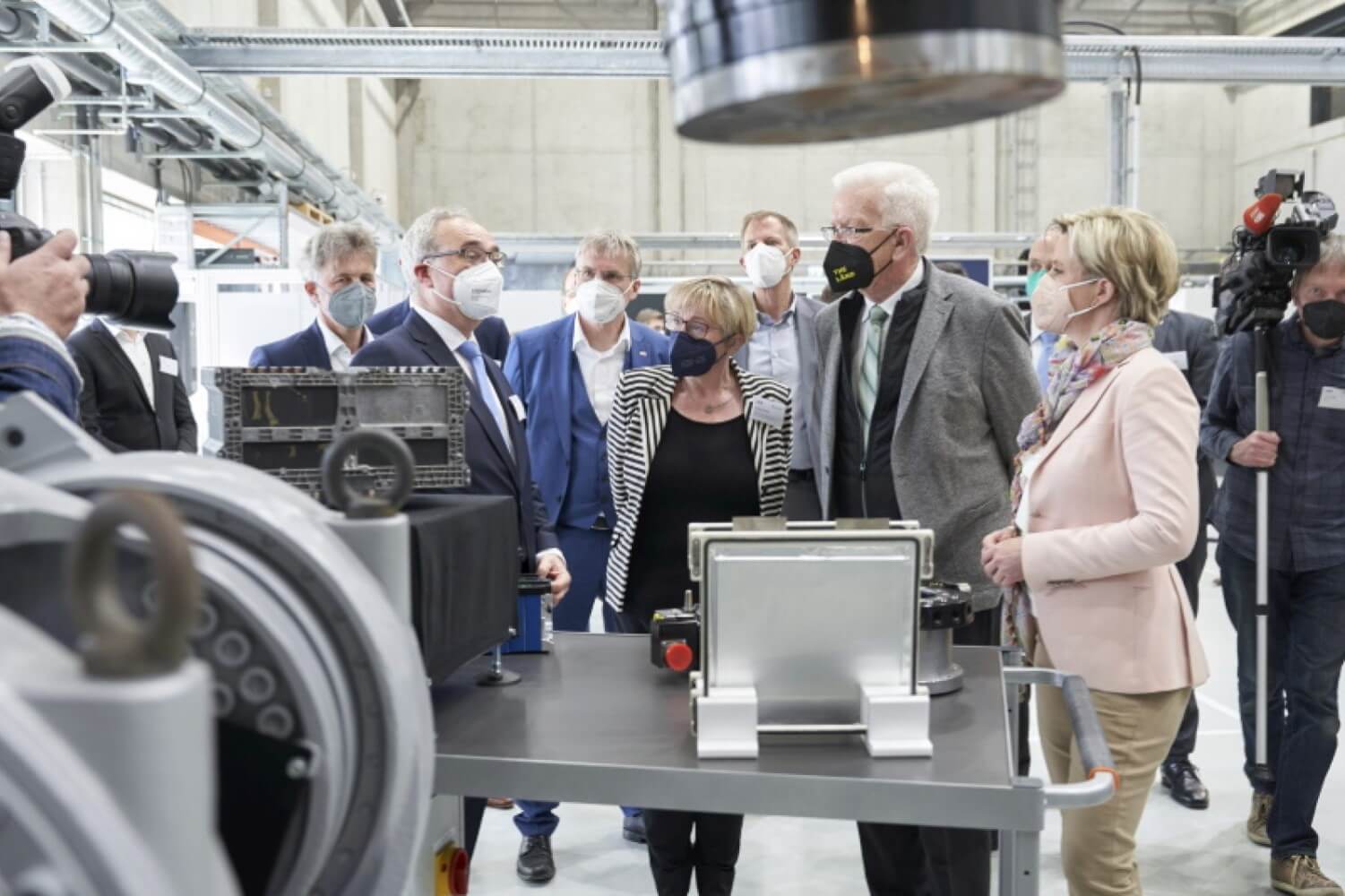 Personen in neuem Forschungszentrum um Ausstellungsstück. V.l.n.r: Dr. Frank Mentrup, Oberbürgermeister, Prof. Dr.-Ing. Jürgen Fleischer, KIT-wbk, Professor Dr.-Ing. Holger Hanselka, Präsident des KIT, Theresia Bauer, Ministerin für Wissenschaft, Forschung und Kunst, Professor Dr. Oliver Kraft, Vizepräsident für Forschung, Winfried Kretschmann, Ministerpräsident, Dr. Nicole Hoffmeister-Kraut, Ministerin für Wirtschaft, Arbeit und Tourismus