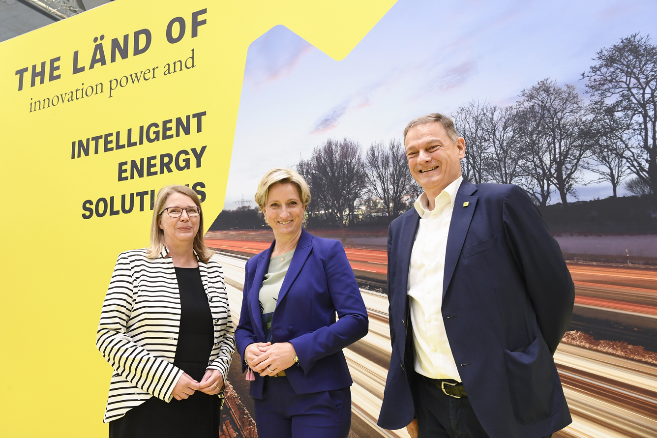 Die finnische Botschafterin Anne Sappäilinen, Wirtschaftsministerin Hoffmeister-Kraut und e-mobil BW Geschäftsführer Franz Loogen auf dem Baden-Württemberg Pavillon der Hannover Messe 2022. 