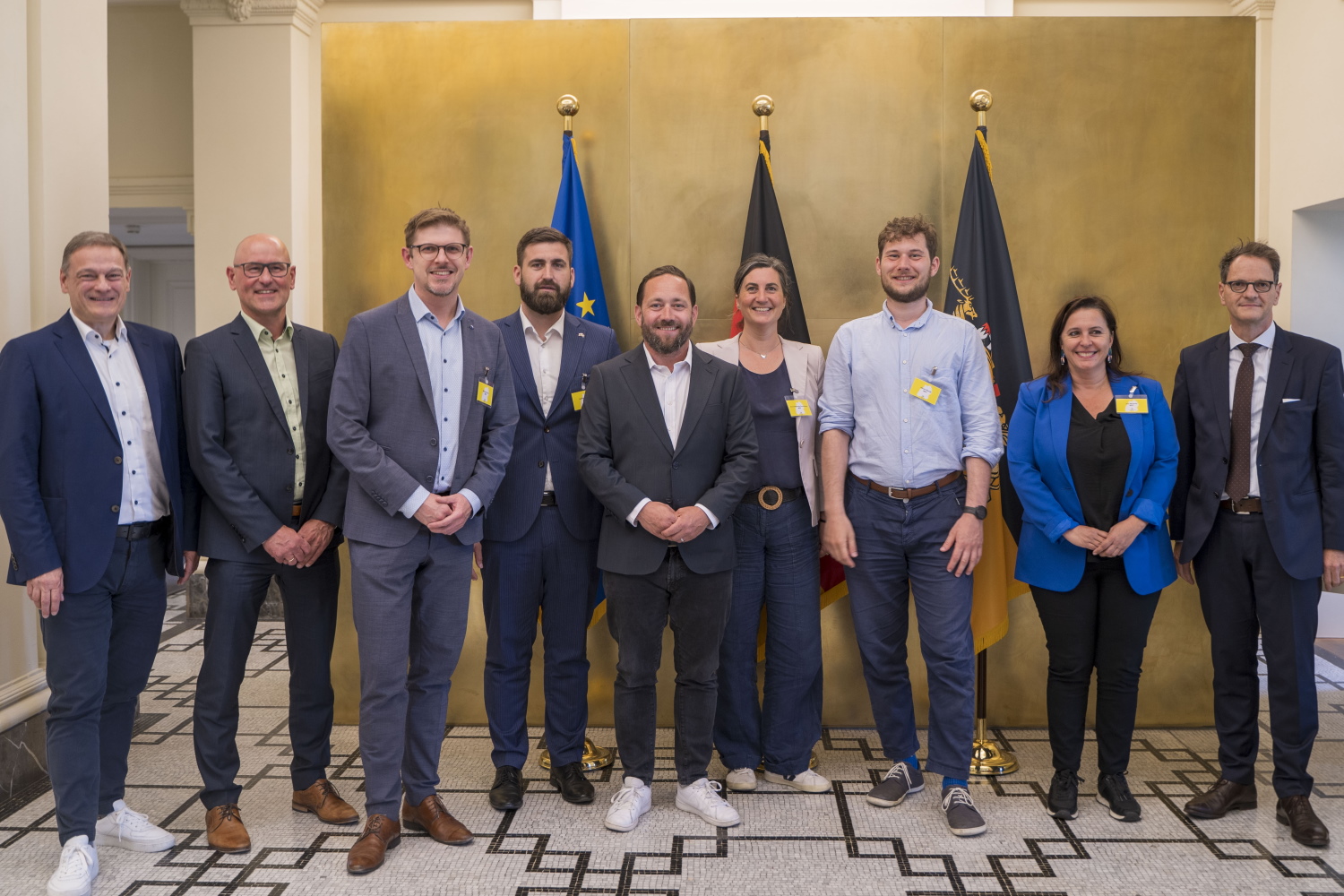 Europastaatsekretär Florian Hassler (Mitte) empfängt im Staatsministerium Mitglieder des Europäischen Parlaments. Mit dabei sind der Geschäftsführer der e-mobil BW GmbH, Franz Loogen (links), der Ministerialdirektor im Verkehrsministerium, Berthold Frieß (zweiter von links), und der Ministerialdirektor im Wirtschaftsministeriums, Michael Kleiner (rechts).