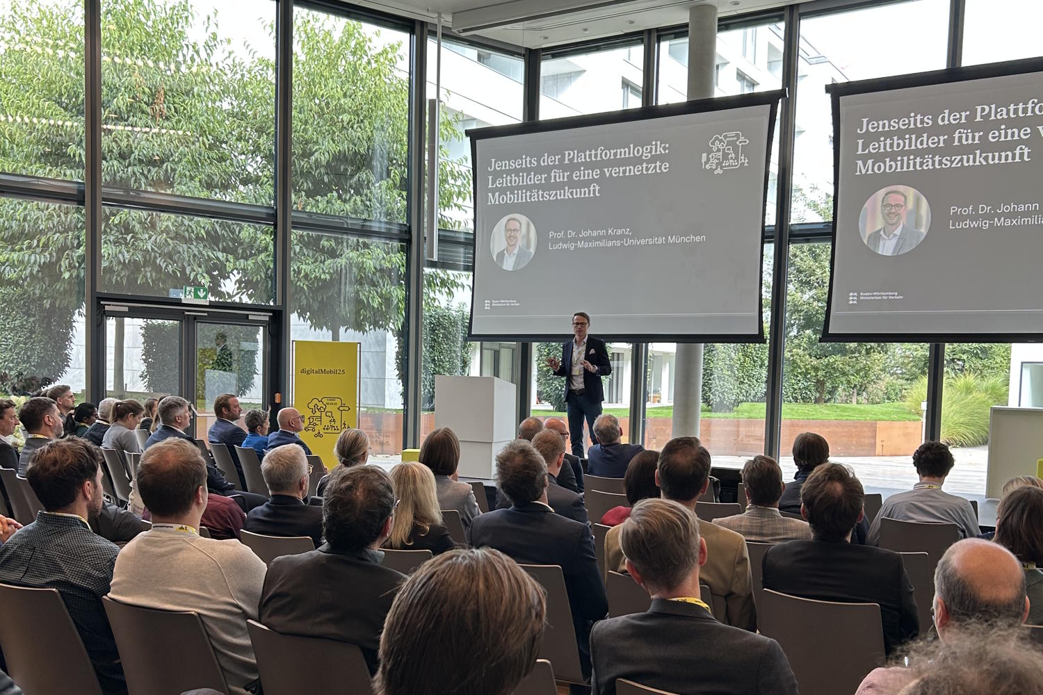 Professor Doktor Johann Kranz spricht auf dem Digitalisierungskongress digitalMobil25 in Stuttgart vor dem Publikum