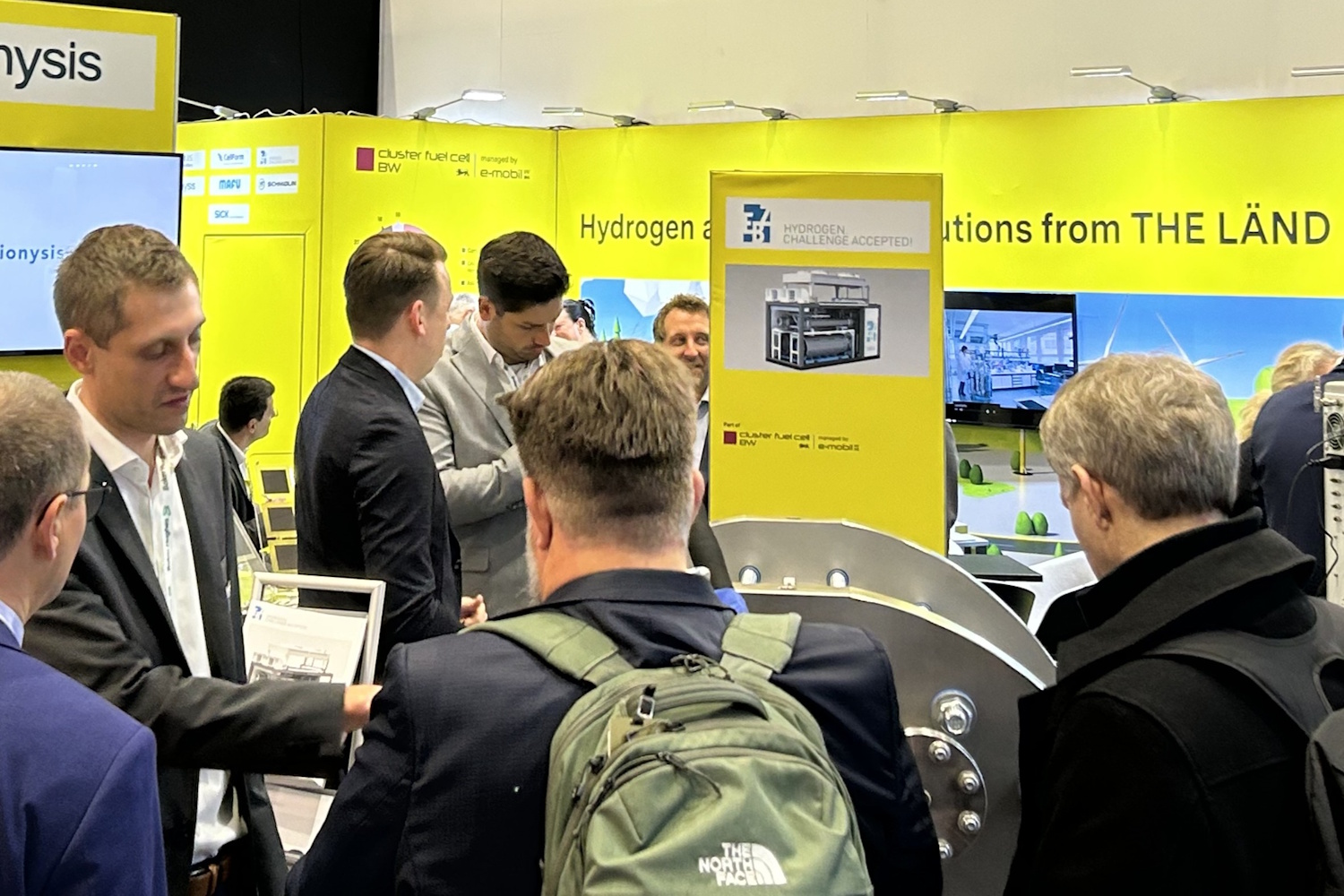 Interessierte Besucher auf dem Messestand von THE LÄND auf der Hydrogen Technology World Expo Europe