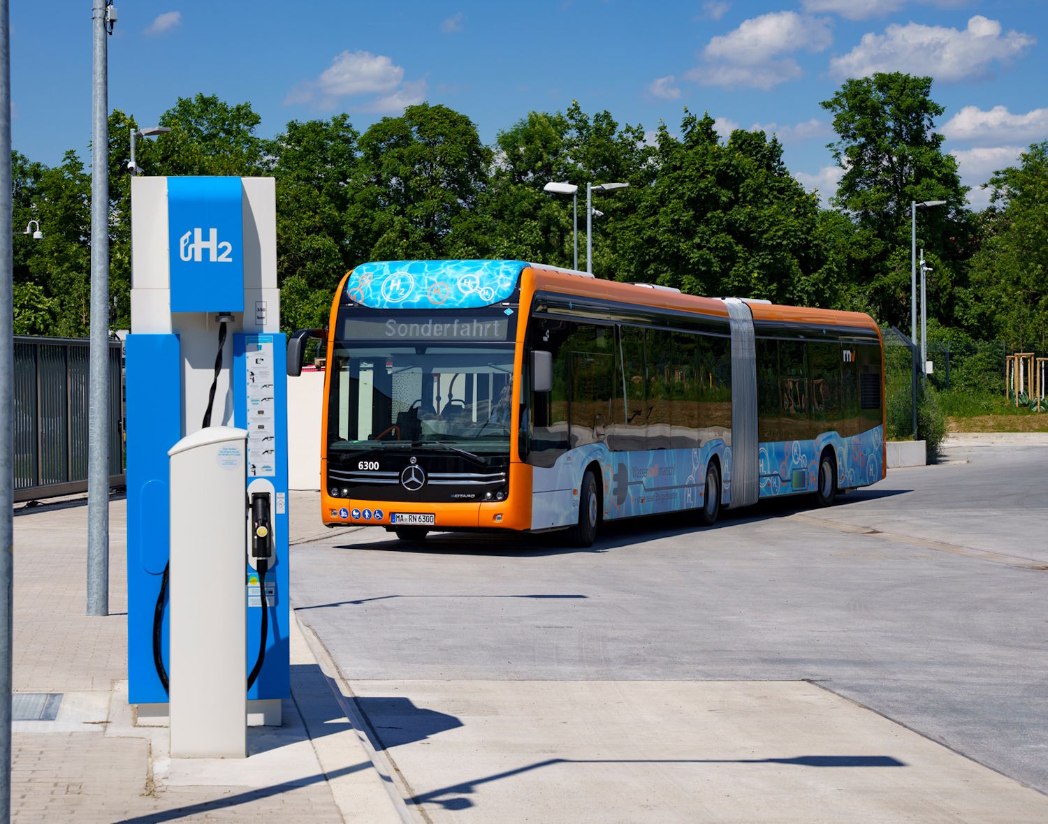 Ein Gelenkbus mit Brennstoffzellenantrieb fährt an eine Wasserstofftankstelle in Heidelberg.