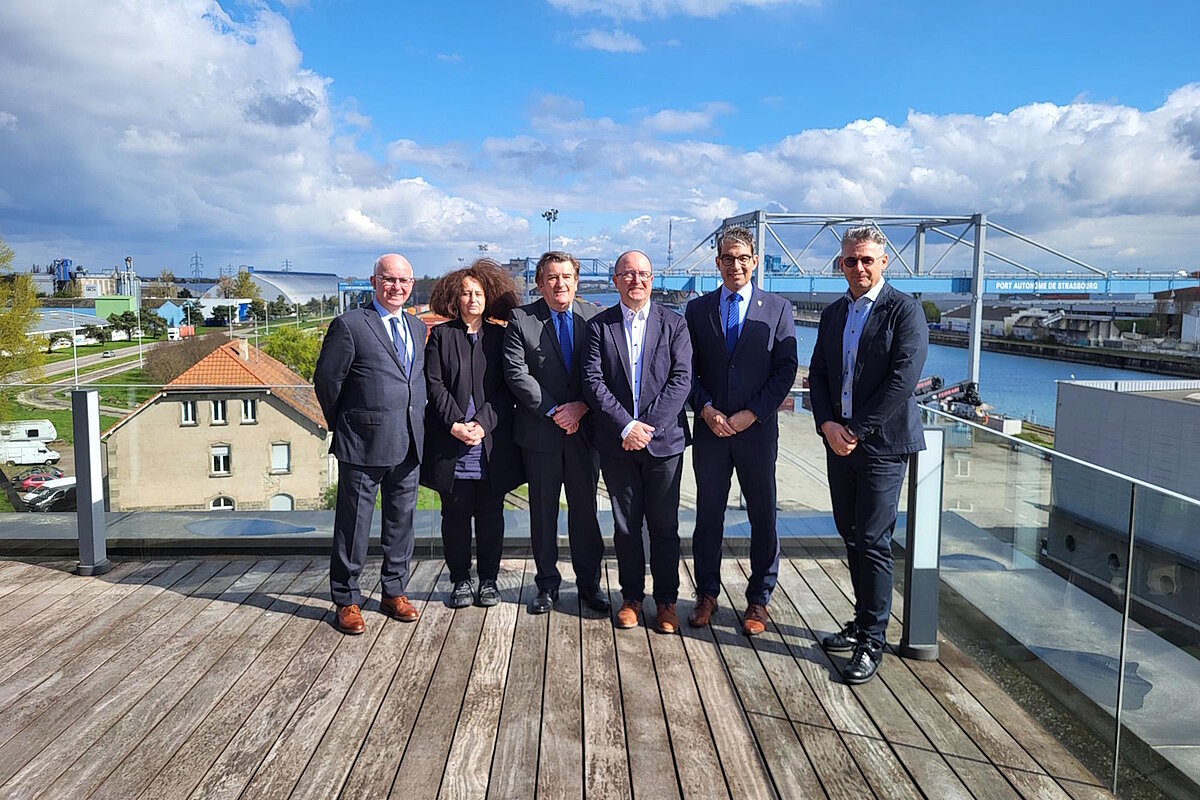 Projektpartner posieren am Oberrhein für ein Pressefoto