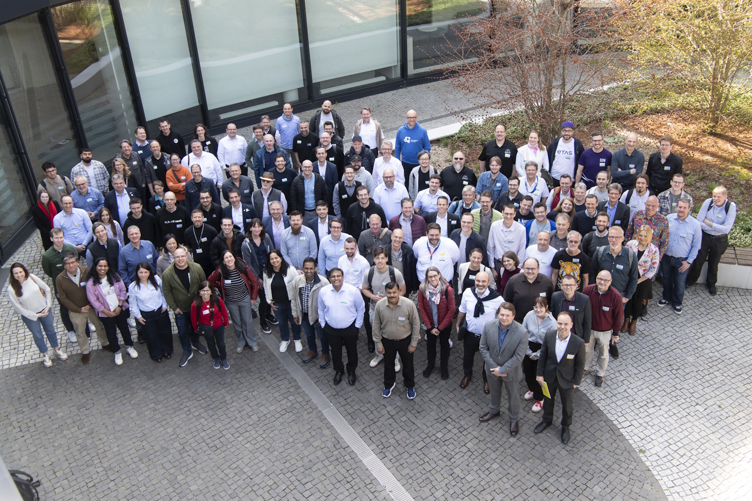 Gruppenbild aus der Vogelperspektive von der Veranstaltung OpenChain and Friends 2026.