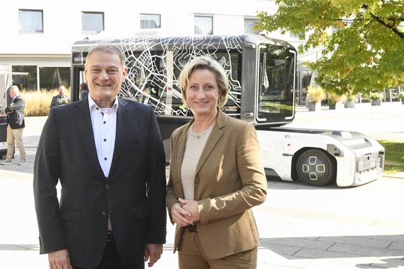 Zwei Personen vor dem Modellfahrzeug U-Shift.