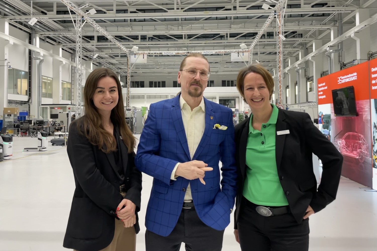 Eine Gruppenfoto in der Location Arena2036 mit Anna Brusius (e-mobil BW), Mikko Hyppönen (WithSecure) und Heike Passauer (e-mobil BW).