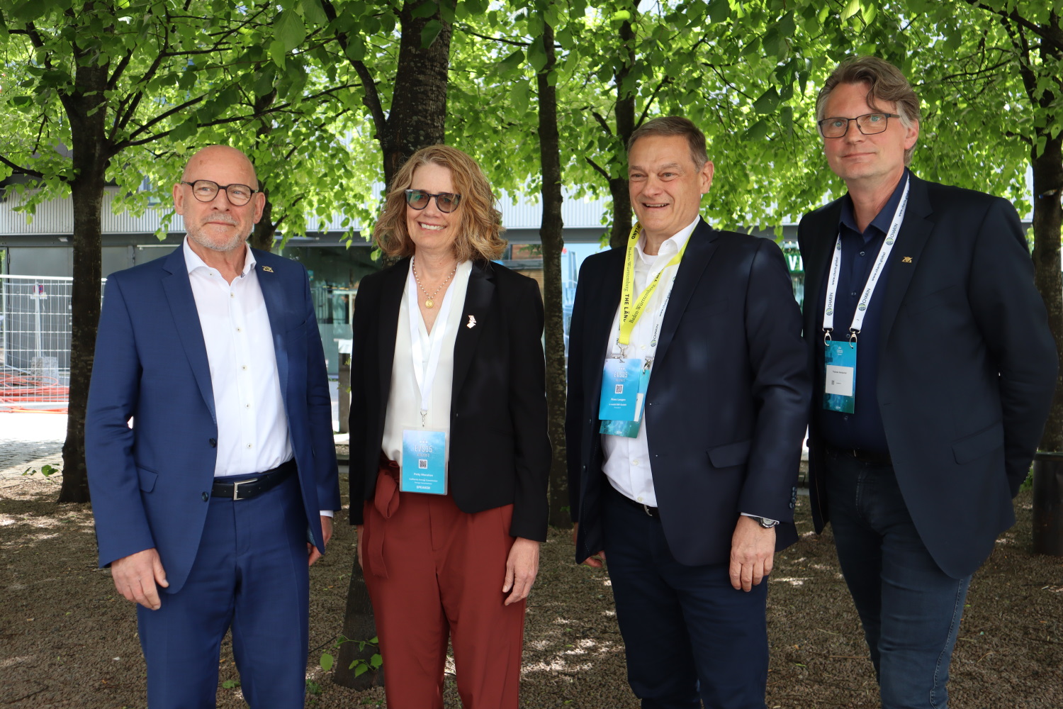 Ein Gruppenfoto mit Winfried Hermann MdL, Minister für Verkehr des Landes Baden-Württemberg, Patty Monahan, California Energy Commission, Franz Loogen, e-mobil BW und Thomas Hentschel MdL.