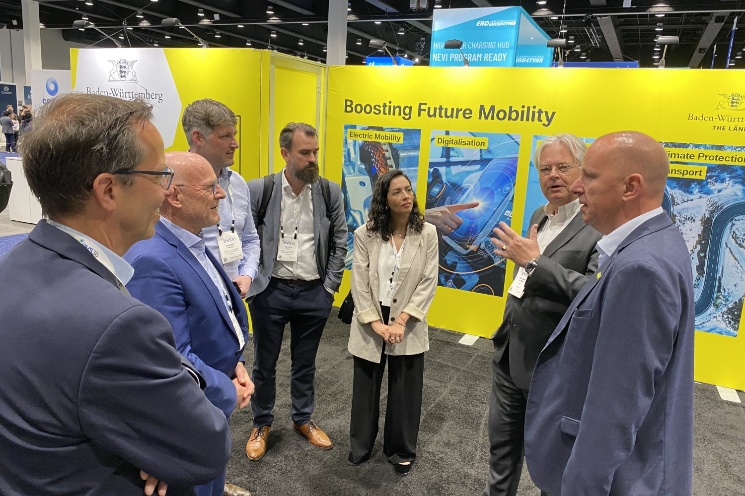 Verkehrsminister Winfried Hermann auf dem Stand der e-mobil BW auf der EVS36 in Sacramento. 