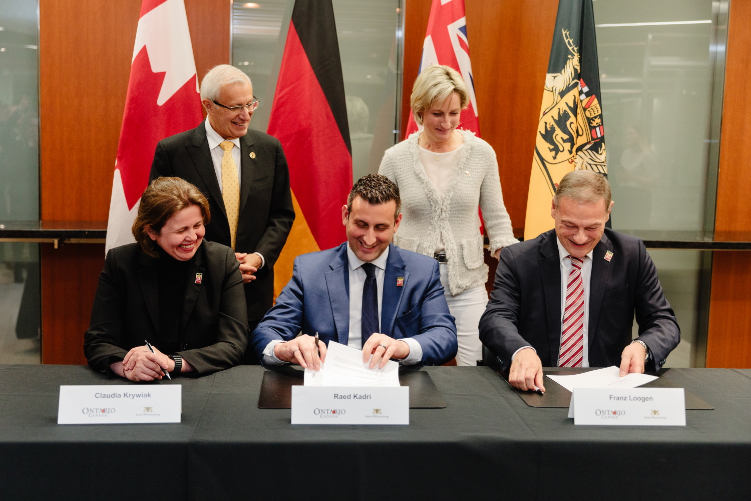 Raed Kadri, Franz Loogen, Dr. Nicole Hoffmeister-Kraut und Vic Fedeli bei der Unterzeichnung des Memorandum of Understanding.