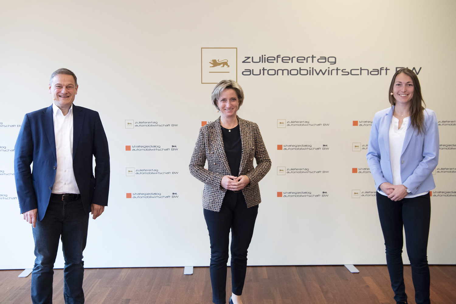 Von links nach rechts: Franz Loogen, Geschäftsführer der e-mobil BW, Dr. Nicole Hoffmeister-Kraut, Ministerin für Wirtschaft, Arbeit und Tourismus Baden-Württemberg, sowie Saskia Schüttke, e-mobil BW, eröffnen den Zuliefertag Automobilwirtschaft BW 2021. 