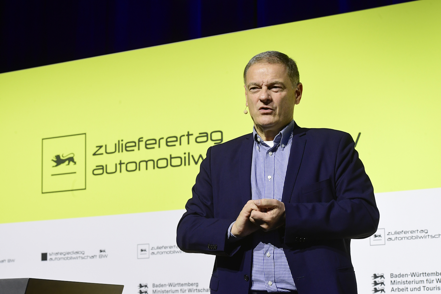 Franz Loogen hält eine Eröffnungsrede auf dem Zulieferertag Automobilwirtschaft BW 2024.